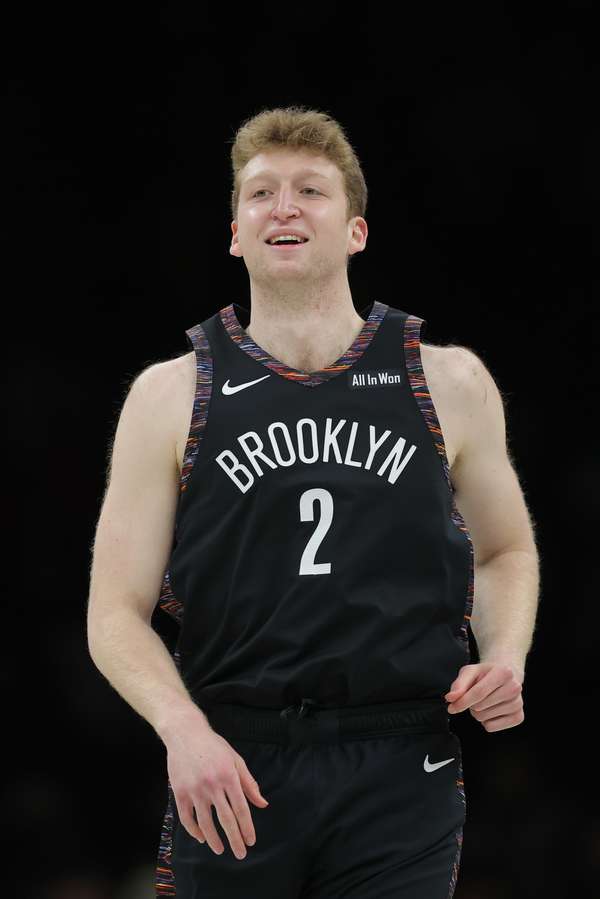 新秀沃尔夫爆发难救主 半场17分4记三分难阻篮网落后雄鹿